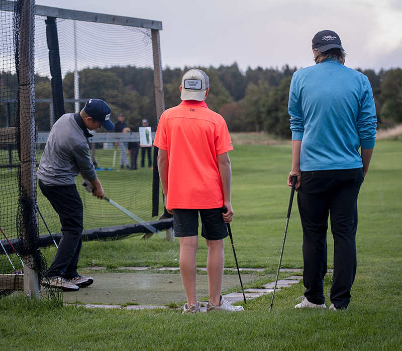 kids playing golf